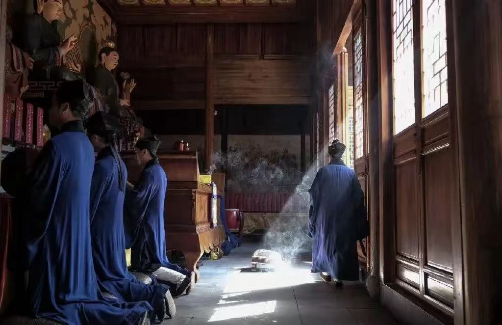 民俗多听肖老道 拜忏分为阳忏、幽忏，阳忏为人忏悔过往过失，祈求消灾解厄；幽忏为亡