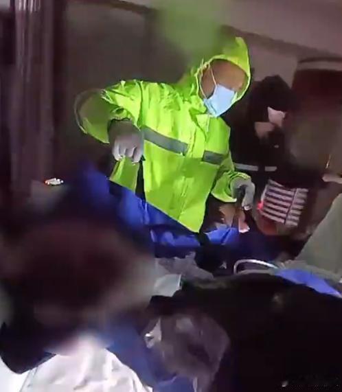 呼吸机停摆台州民警打通瘫痪老人生命通道台风凌晨突袭，断电导致瘫痪老人呼吸机停摆，