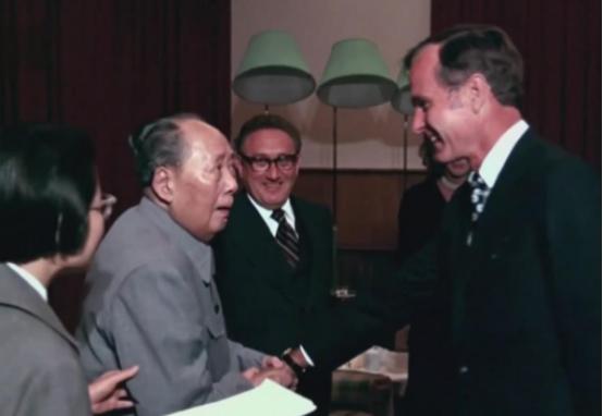 [微风]1975年，毛主席会见基辛格和老布什，在见到老布什后，主席突然用双手猛地