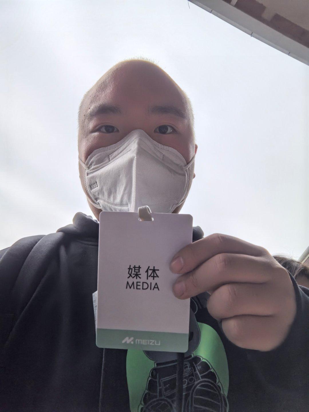 奇了怪了，前面和他们在一起排队，安保人员和我说你是内场的，不在这里和他们一起排队