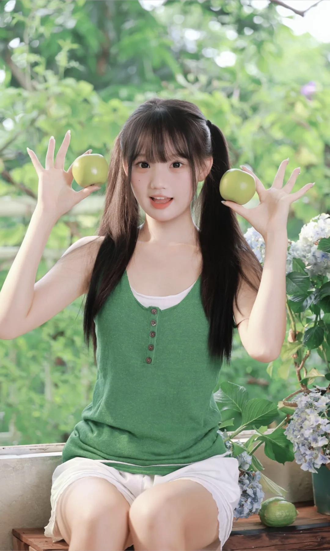 宋代顾逢有一首小诗，里面有一句我一直很喜欢，叫做「小扇引微凉，悠悠夏日长」。你见