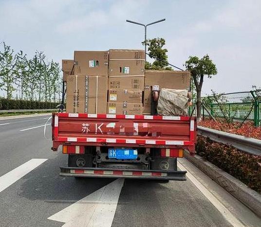 这是多贪吃啊？贵州黔南，6人开车在高速上逼停一辆货车，一路押着货车司机下了高速，