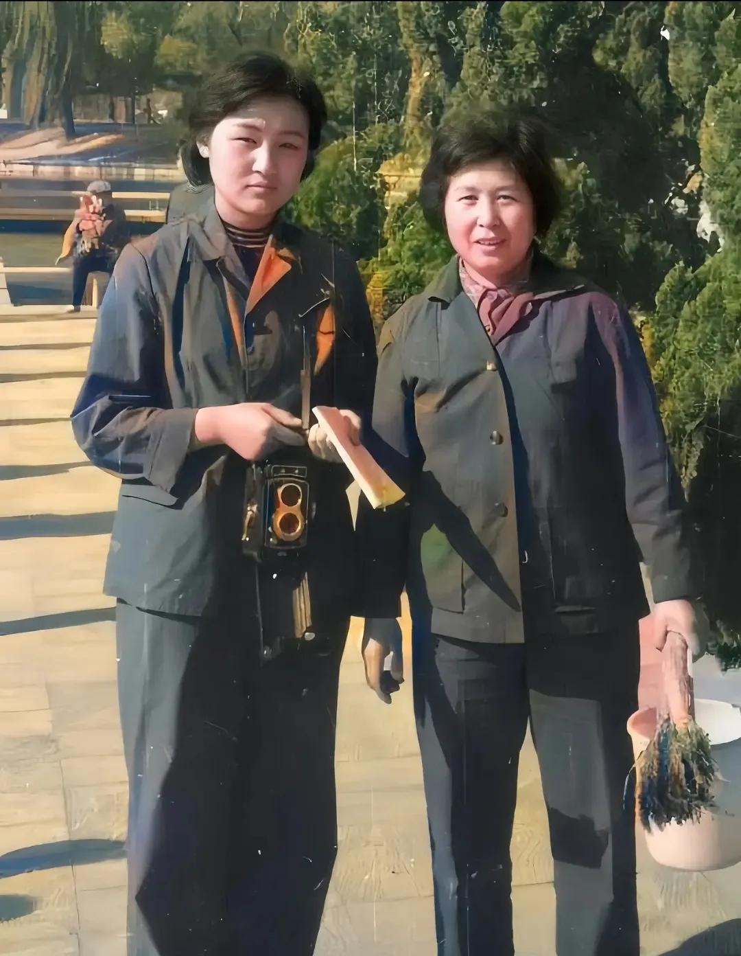 1979年，上海街头，一对母女走进公园，留下了这一张老照片，镜头中的母亲脖子上挂