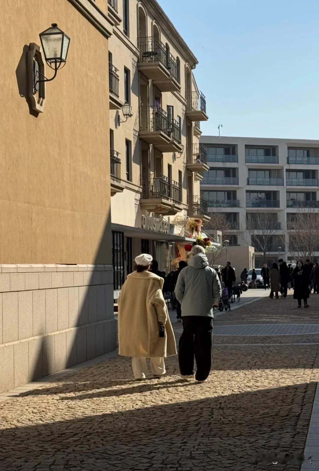 马龙和老婆夏露带着孩子，现身阿那亚度假。
马龙穿着一件蓝色外套，戴着棒球帽，个子