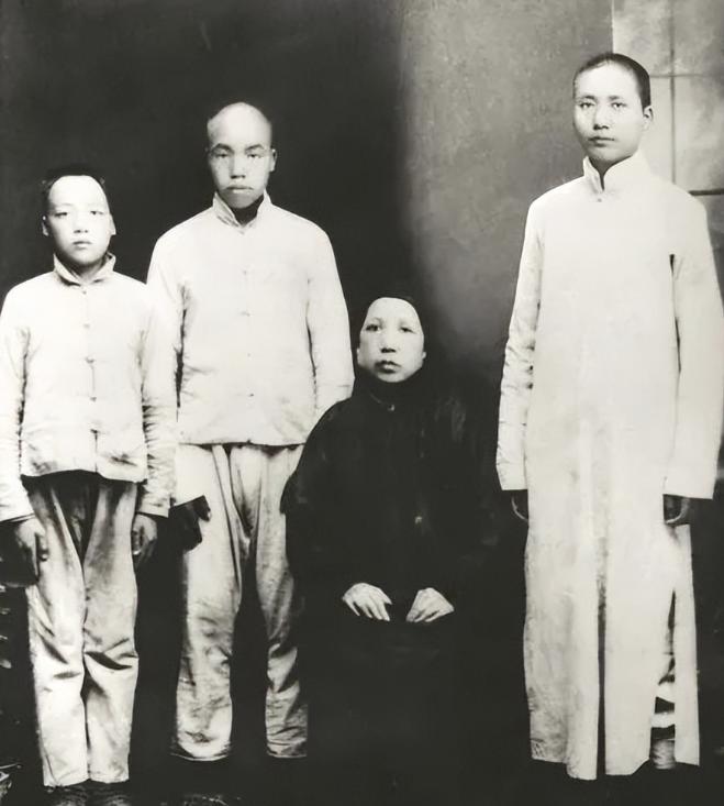 1959年，毛主席第一次上庐山的时候，在这样风景美丽的地方住了几天，心情比较放松