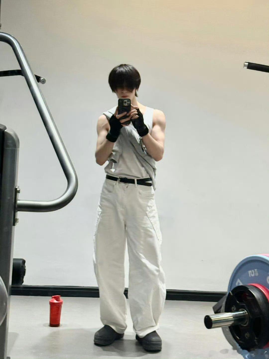 章时安太拿我们当外人了从玄武使到人间蛊王，章时安用实力证明：脸能演校园男主，身子