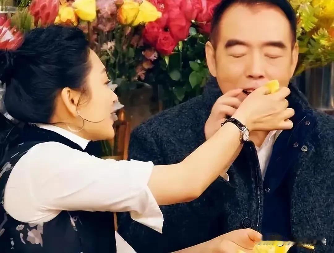 这是一张老照片，大美女许晴和导演陈凯歌在这干啥呀，是在投喂吗？
从照片上看，大美