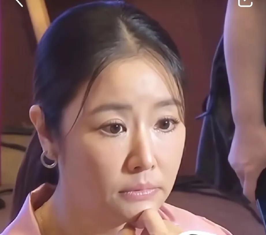 主要是口周松了，嘴角往下耷拉给人一种丧感，第一眼她的口周最先吸引我的视线
她是典