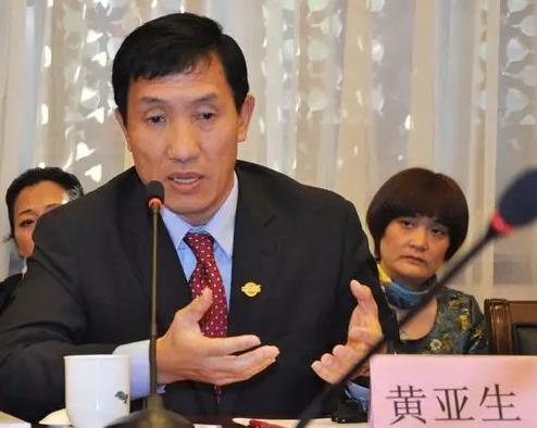 中国拿什么挑战美国？中国人均收入只相当于美国的8%。中国经济领域专家黄亚生劝告中