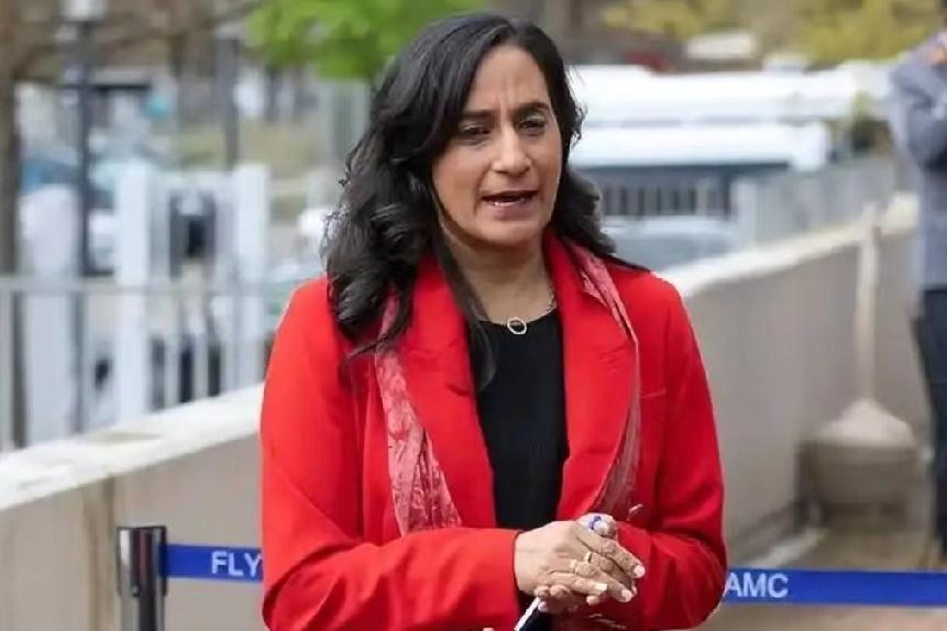 北极蛋糕太诱人！加拿大趁乱布局，地缘博弈再添新戏码

昨天，加外长阿南德在前往格