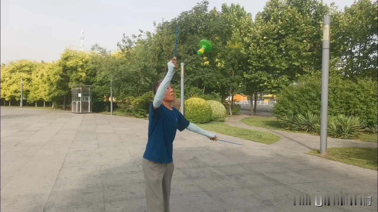 #晨起出现落枕如何缓解疼痛?#晨练抖一抖缓解疼痛！