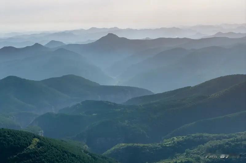 上联：群山醉赏闲云过，下联才友请幽壑静听细水流