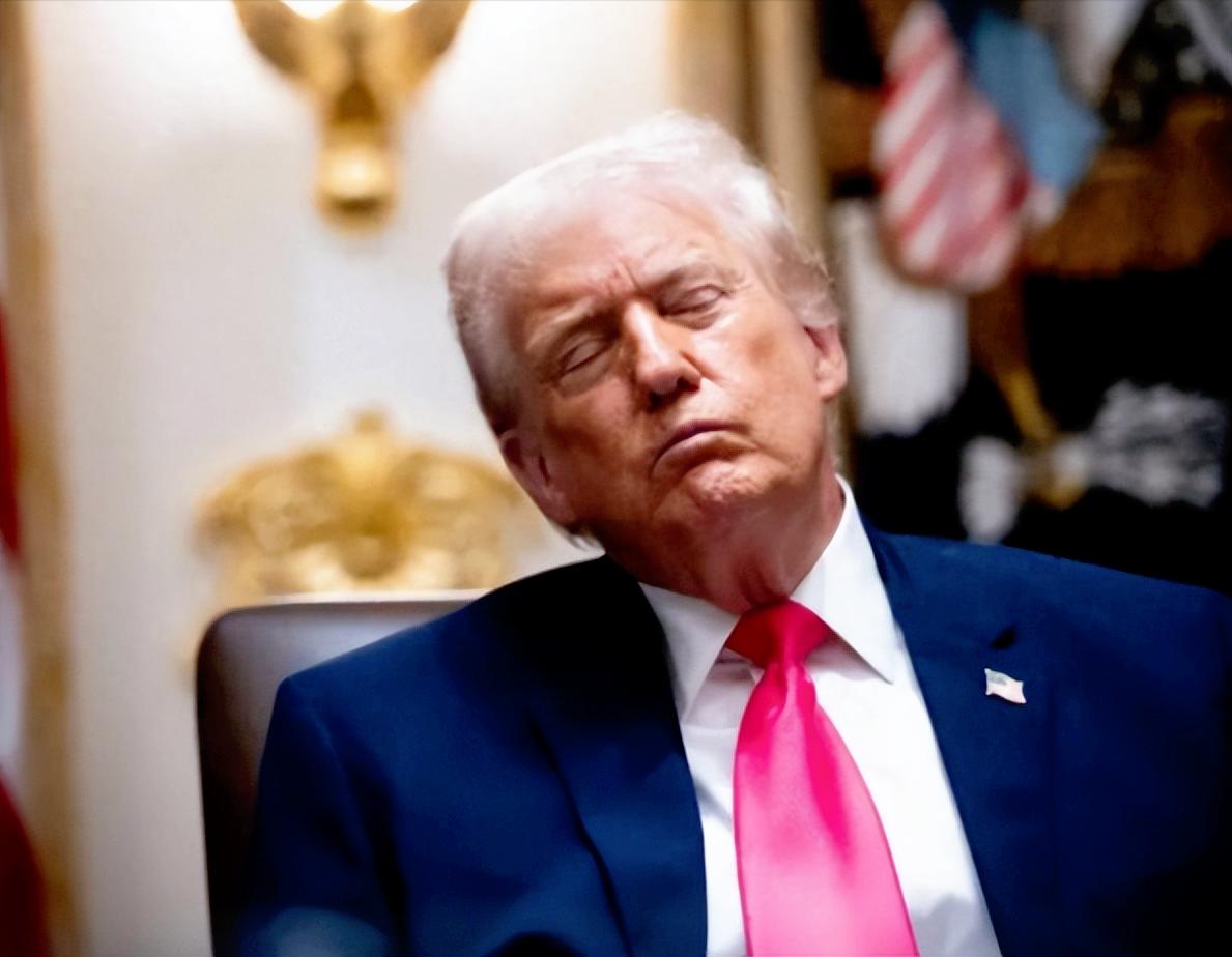 特朗普这是铁了心了，直接又扔出王炸级大新闻，放话2027年美国军费要干到1.5万