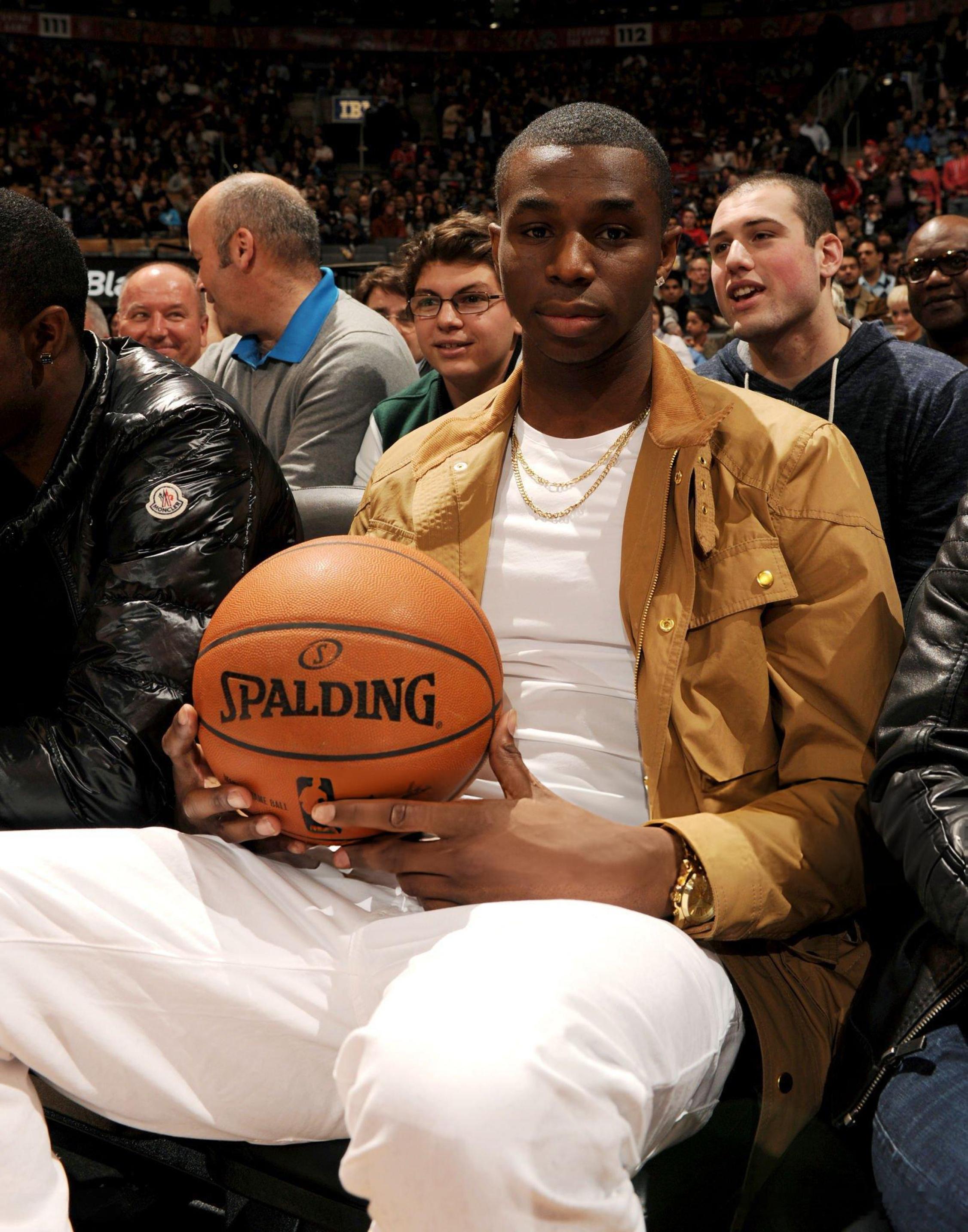 青涩得很！！2014年状元大热维金斯在猛龙主场观看对阵尼克斯的比赛#金州勇士[超