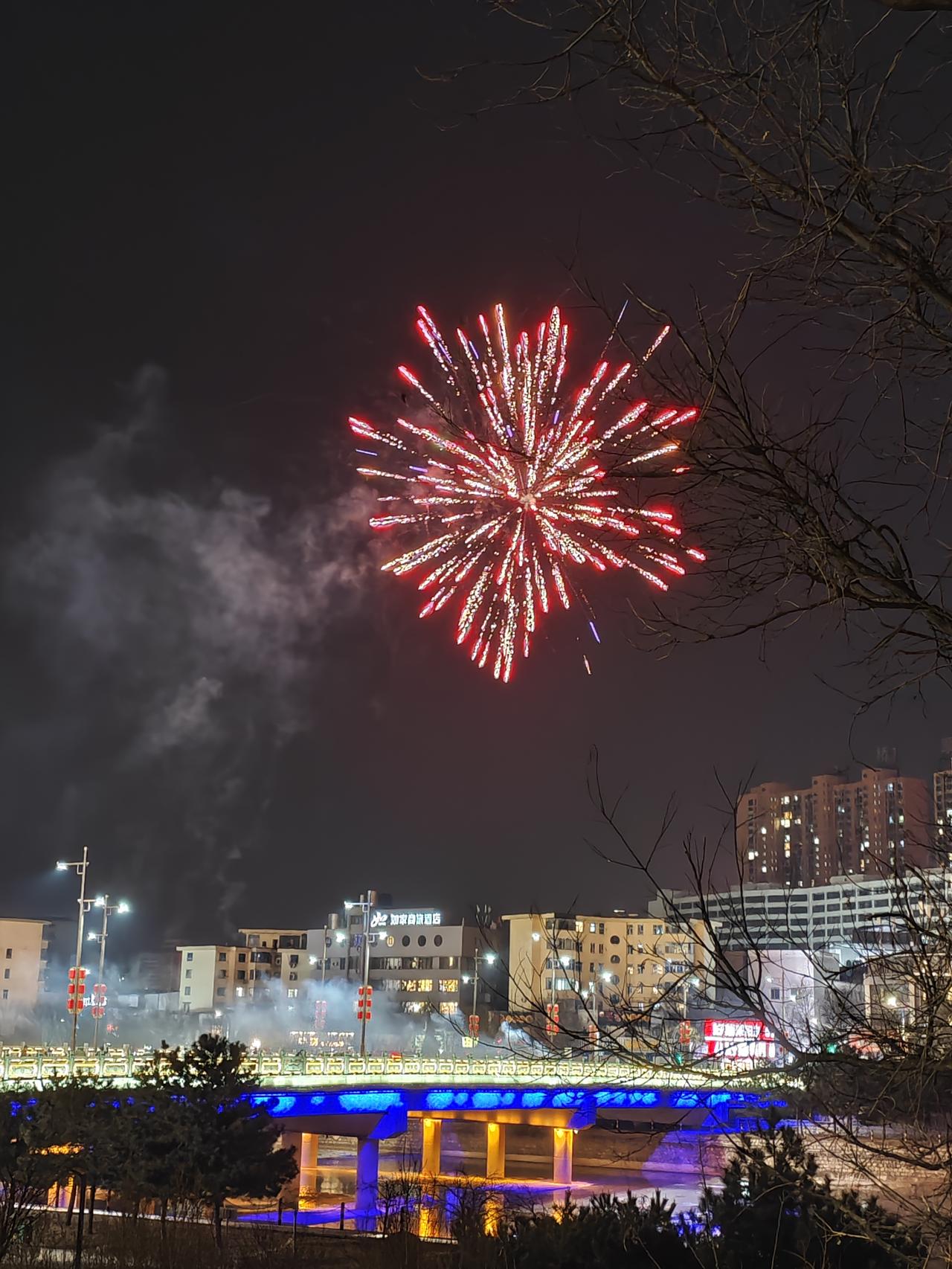 过年，是刻在中国人骨子里的团圆。不管离家多远，不管身在何方，一到春节，所有人的心