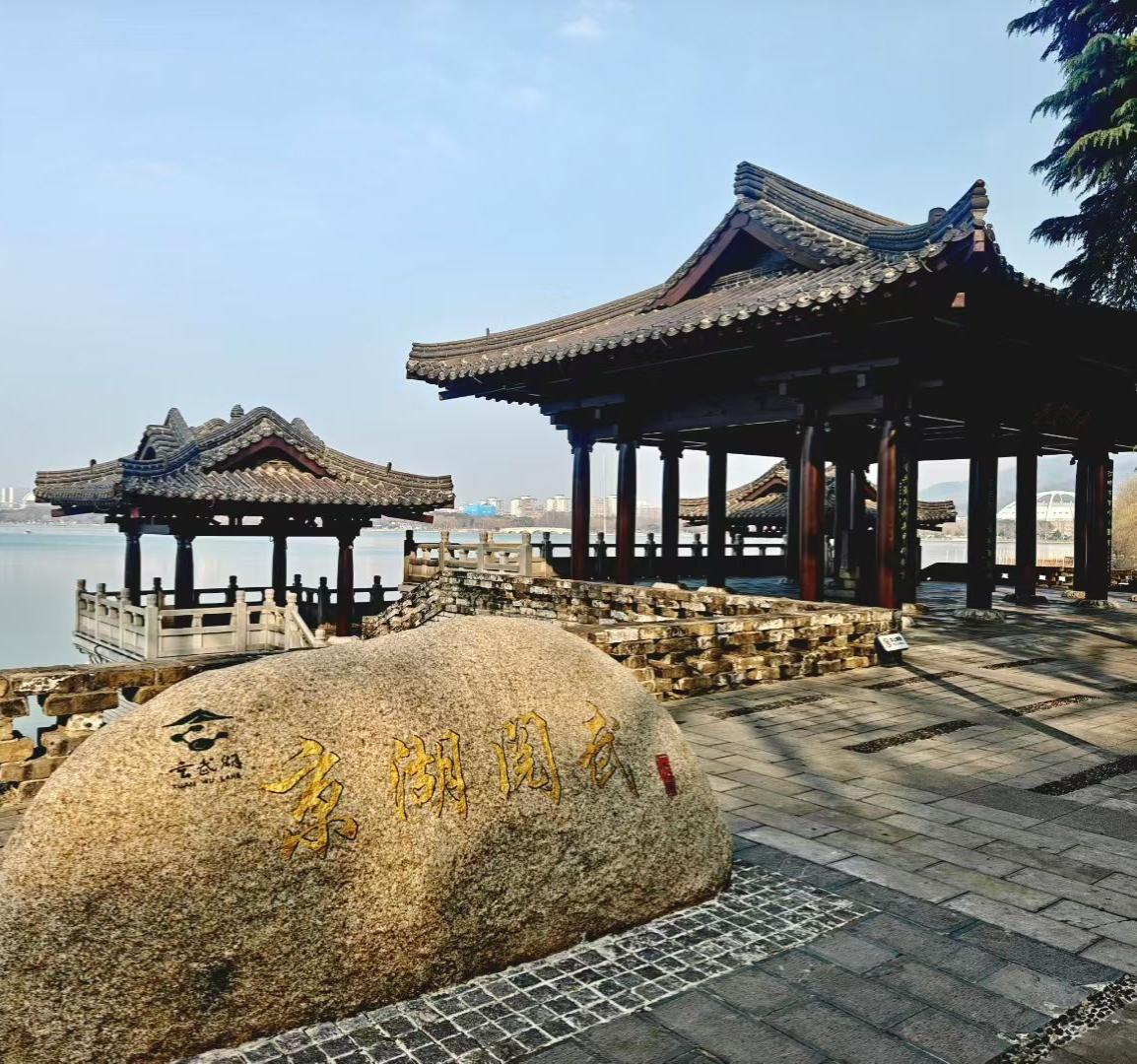 飞檐挑着晴空，石上金纹洇开岁月的墨，水畔亭台静立，像从古籍里，裁出的一帧，关于“