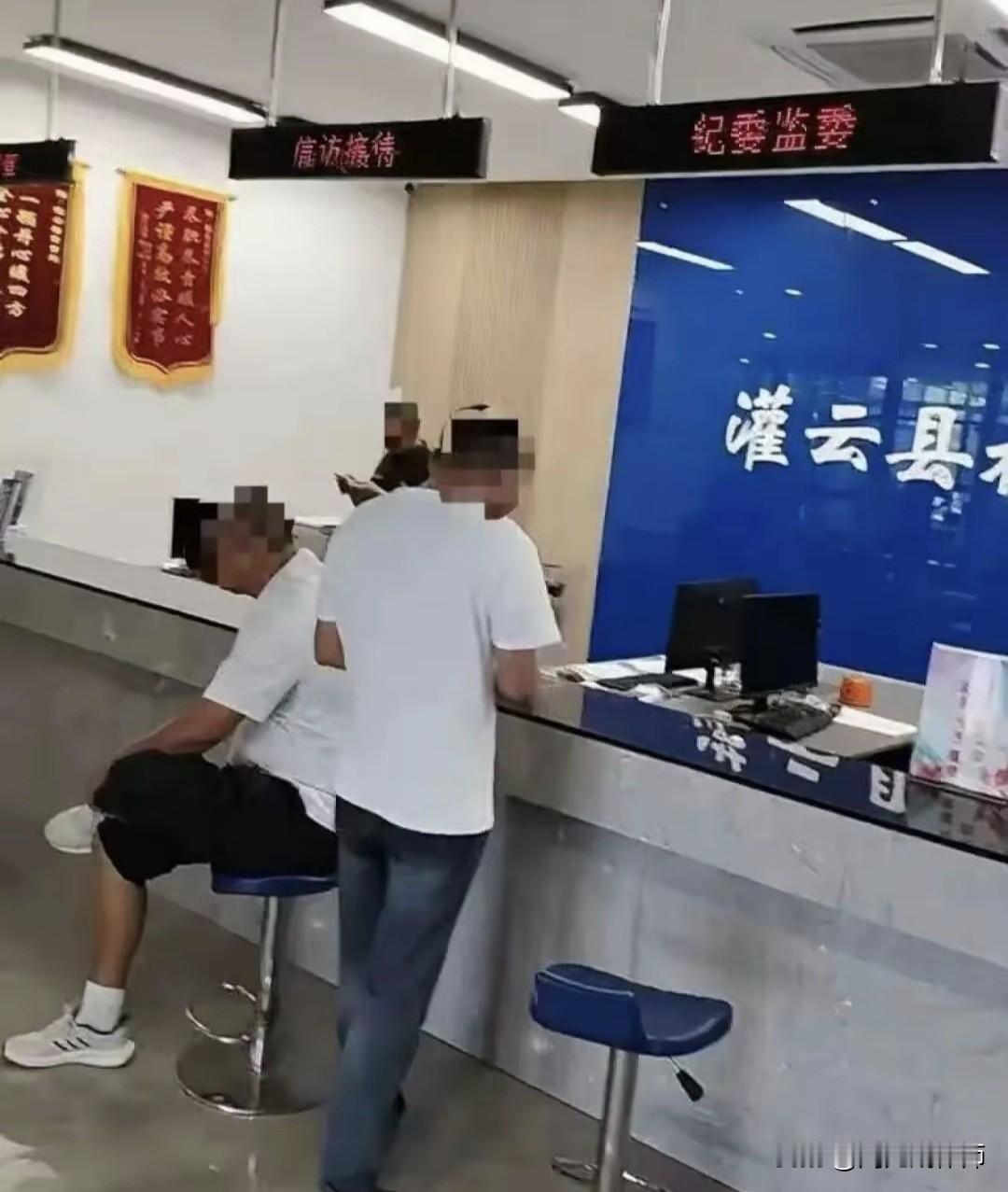窗口空岗被拍就禁手机？行政机关不能堵死群众监督权
​
大家好，我是安剑律师事务所