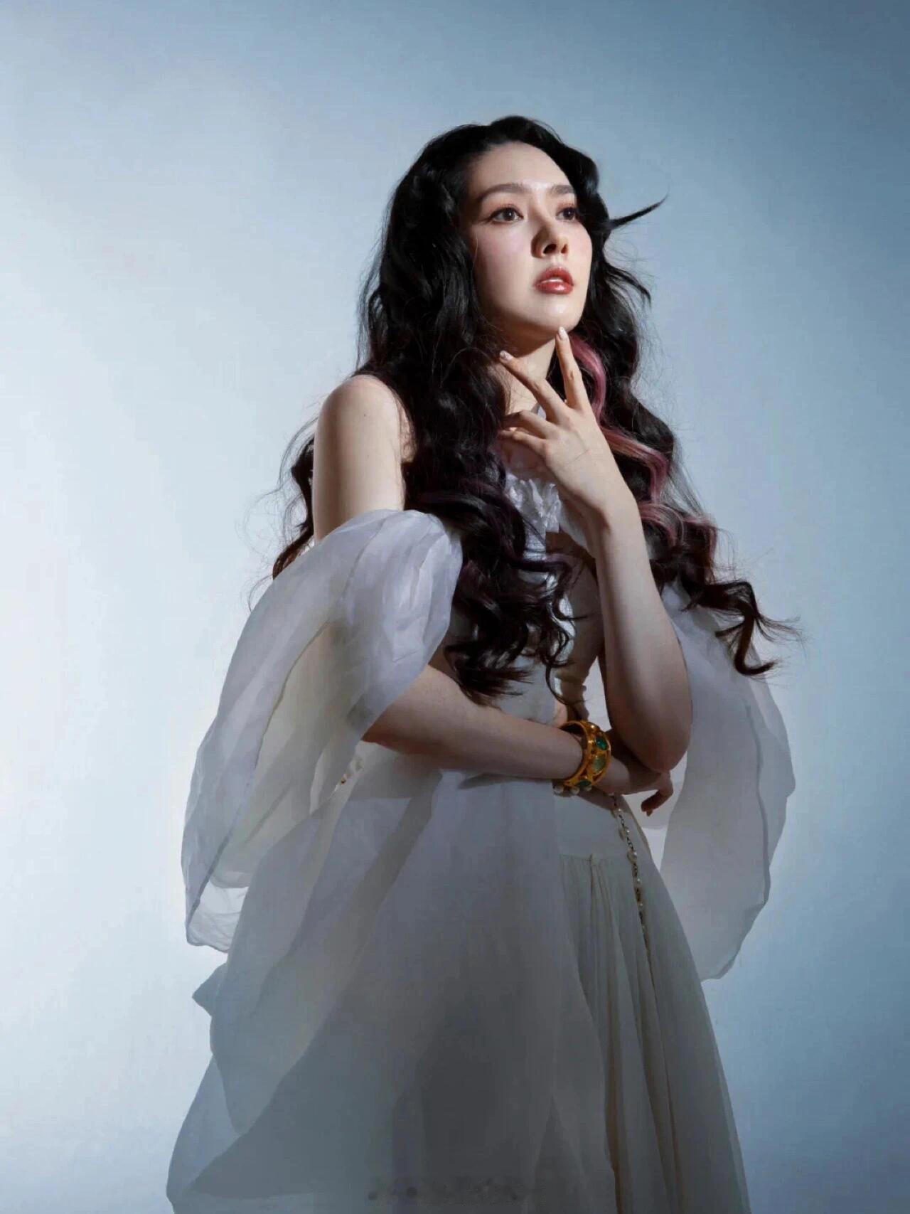 #郭碧婷[超话]# “像渴望春一样渴望你的笑容 以春的名义定义你”​​​