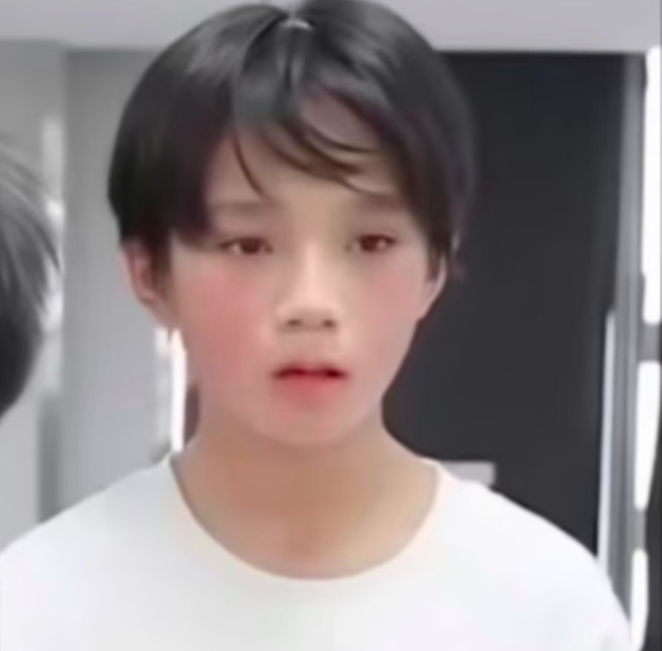 王橹杰穆祉丞特效相同文案相同文案相同特效相同拍照姿势相同，王橹杰穆祉丞完全真情侣