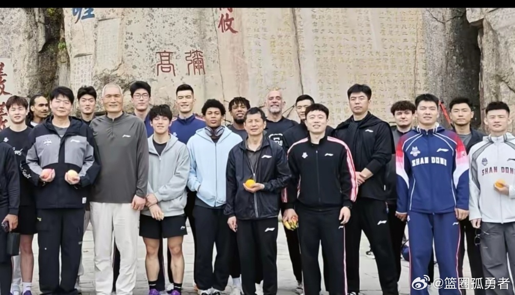结束青岛CBA体测，山东男篮没有选择休整，邱彪指导亲自带队全队登泰山祈福！ 本赛
