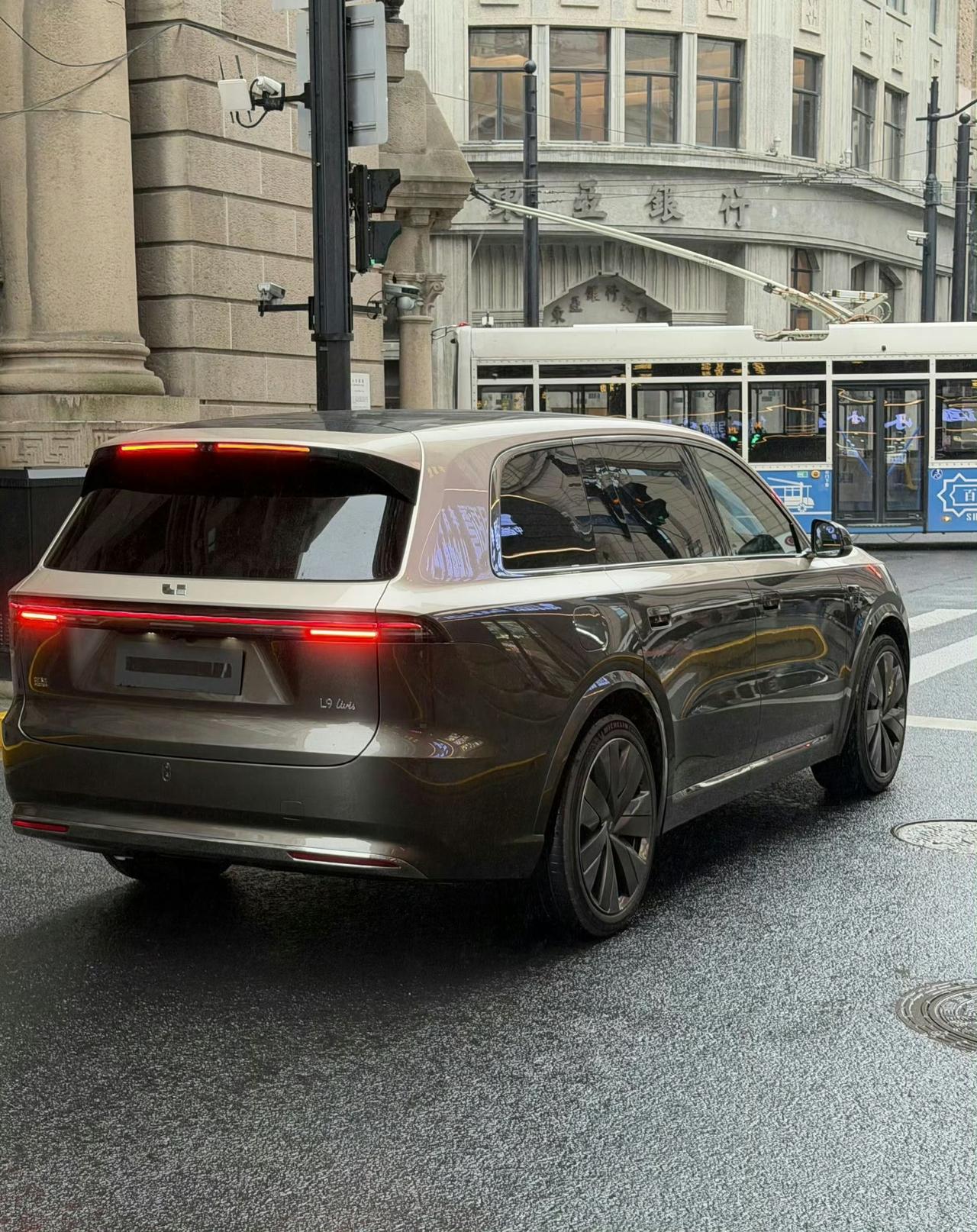 新一代理想L9实车图，车尾变化比较明显，一眼就能看出是新款。 ​​​

理想曾经