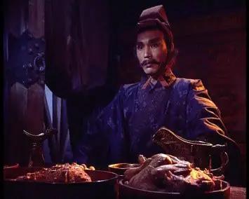 一个男人，攥着拳头发誓要灭掉杀父仇人，结果三十年后，他却跑去给那个仇人的儿子当手