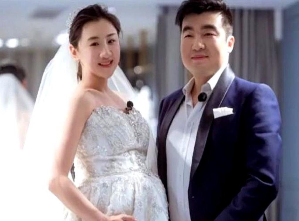 退亲吧！”2019年，30岁的奥运冠军何雯娜怀孕5个月，与身家过亿的离异导演订婚