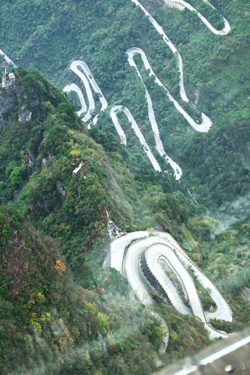 油门踩到一半就后悔了！开州这条悬崖天路简直比过山车还刺激，方向盘都快被我捏出水来