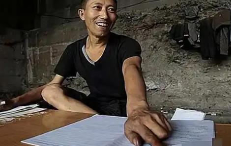 2004年，男子睡在桥洞，每天两包烟一斤酒，就这样生活了10年，目的竟然是为了研