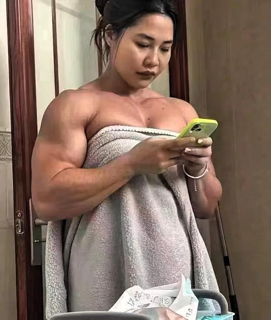 我觉得她一拳能打死我，看到练健美的女生一身大块肌肉，我第一反应也是“欣赏不来”，