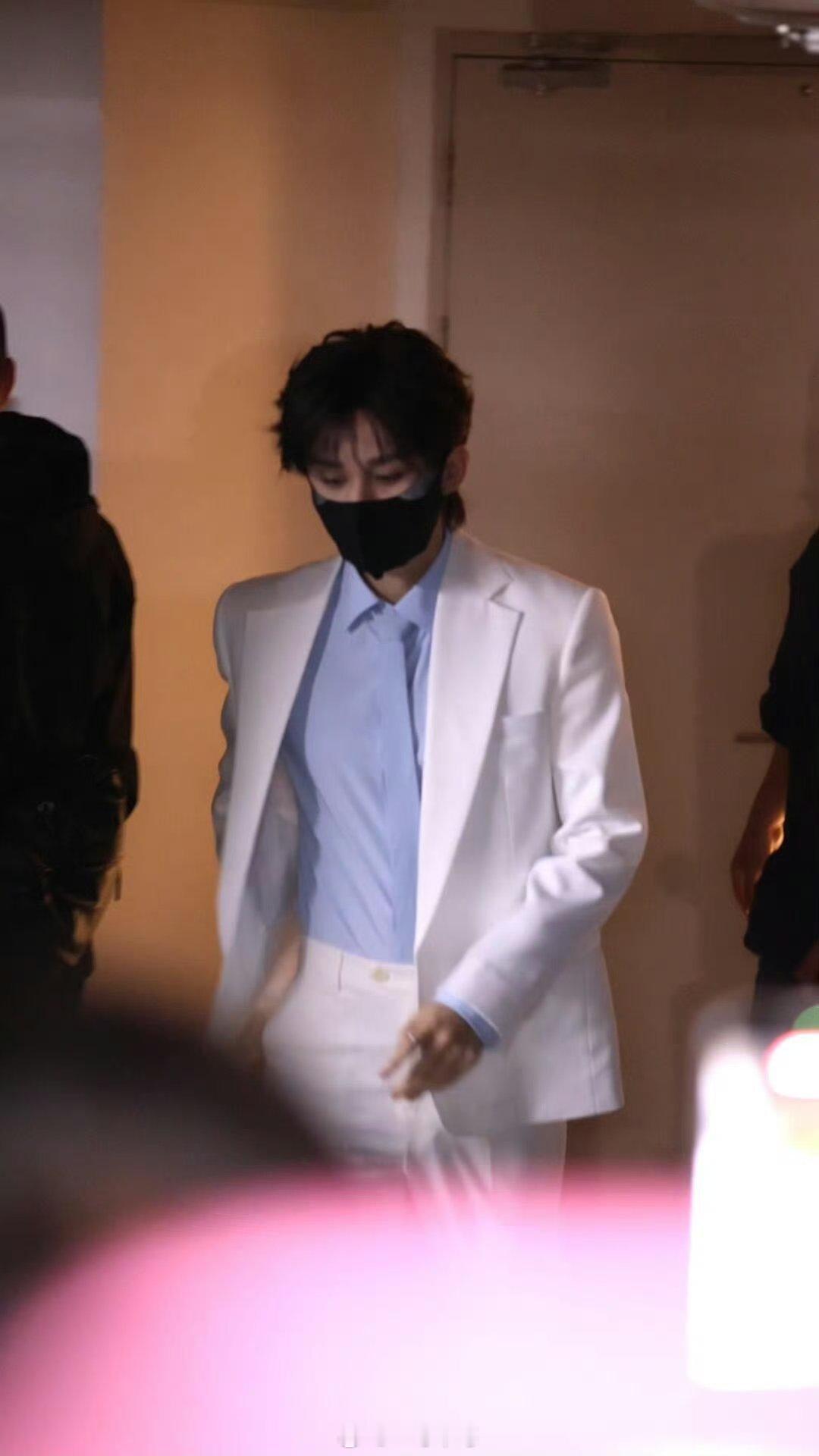 成毅拍摄广告路透 