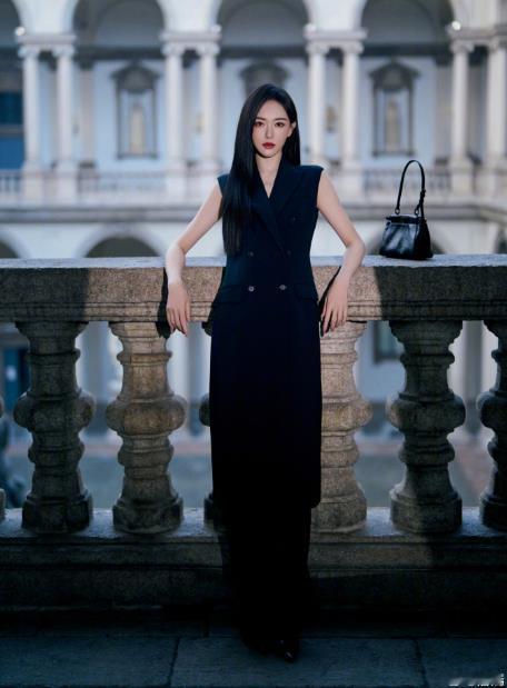 唐嫣无袖西装 唐嫣展示出在米兰时装周黑色无袖西装造型美照，83花就是美，轻松驾驭