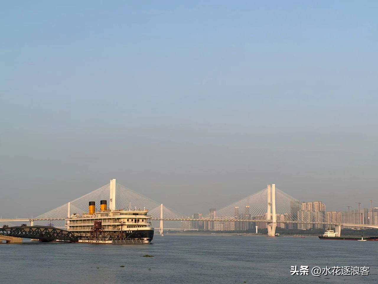 近处这艘复古游轮静静泊在岸边，老式烟囱很有年代味道，像是藏着老通吕河的故事。远处