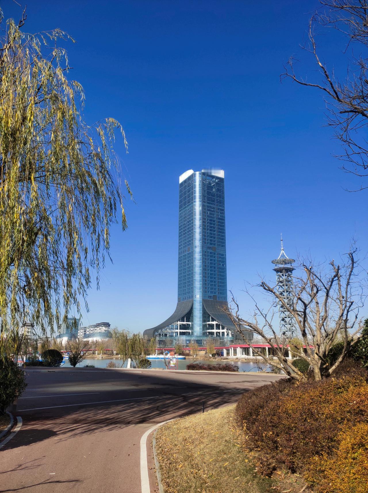 高楼耸翠影，水榭映晴空。😎