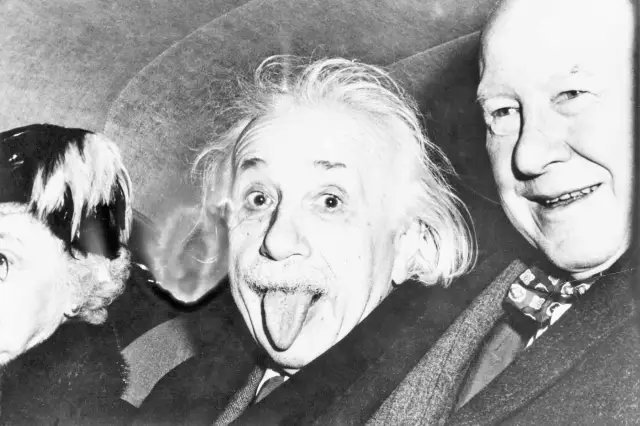 1951年，爱因斯坦吐着舌头拍照。 