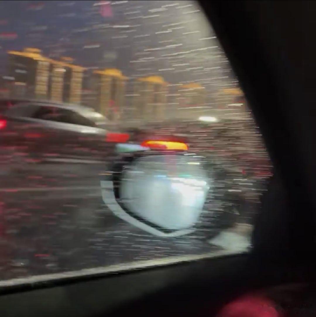很多人很疑惑，为什么雨天雪天地面路滑，油耗电耗反而会增高。雨水应当让路面变得湿滑