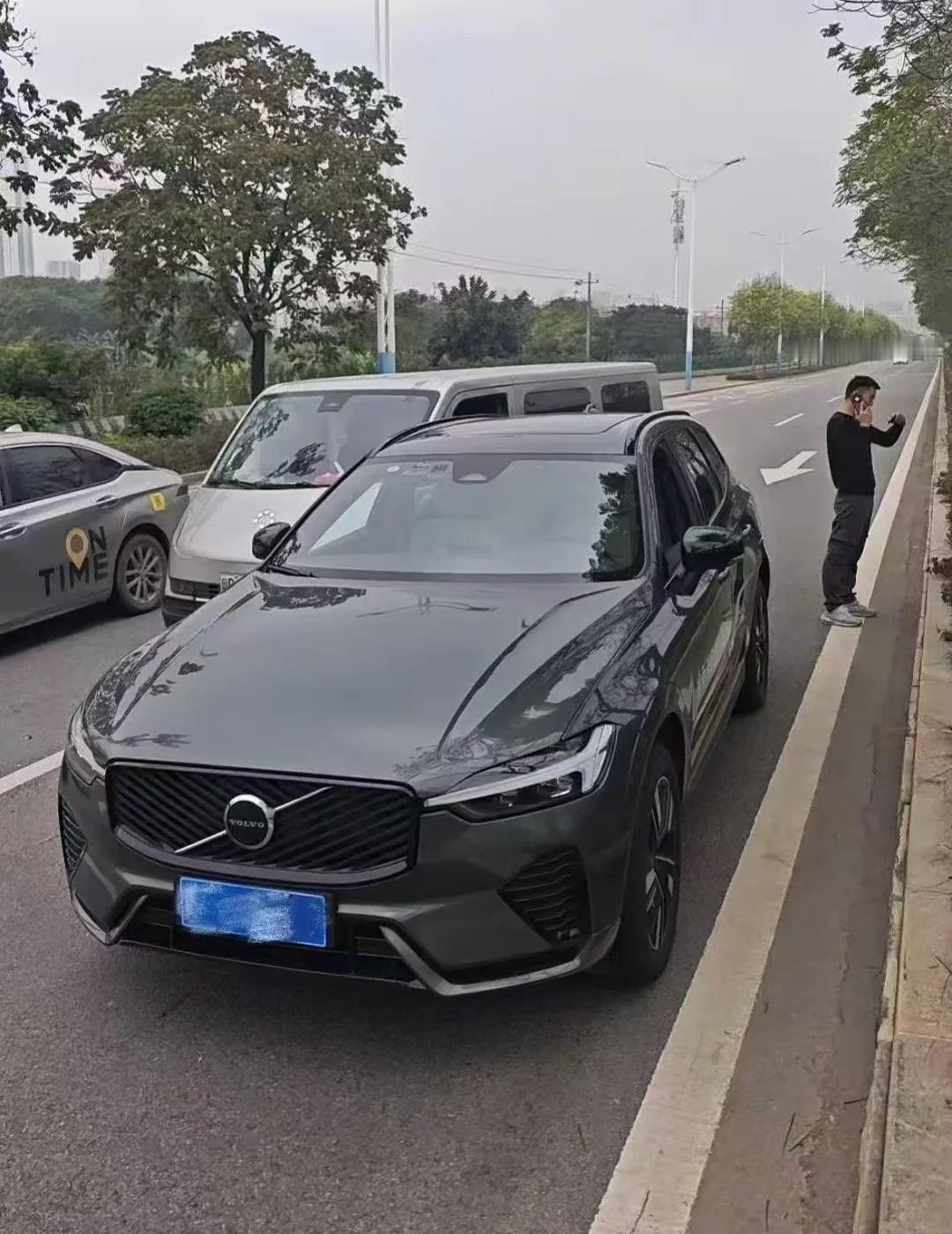 事故现场，窝窝这波帮着踩刹车😂
窝窝试驾车返程路上遇上碰撞，还好有防碰撞系统介