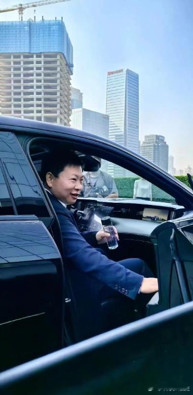 余承东坐阿维塔 11赶赴见证长安入股引望。作为参考：长安​​​阿维塔用115亿，