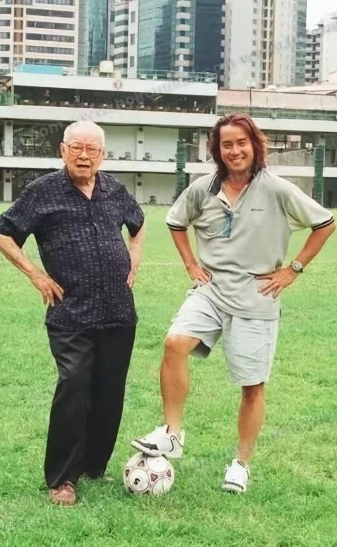 两位大爷在草地上摆pose。应该是八几年的一张照片，和父亲的留影非常珍贵，认识这
