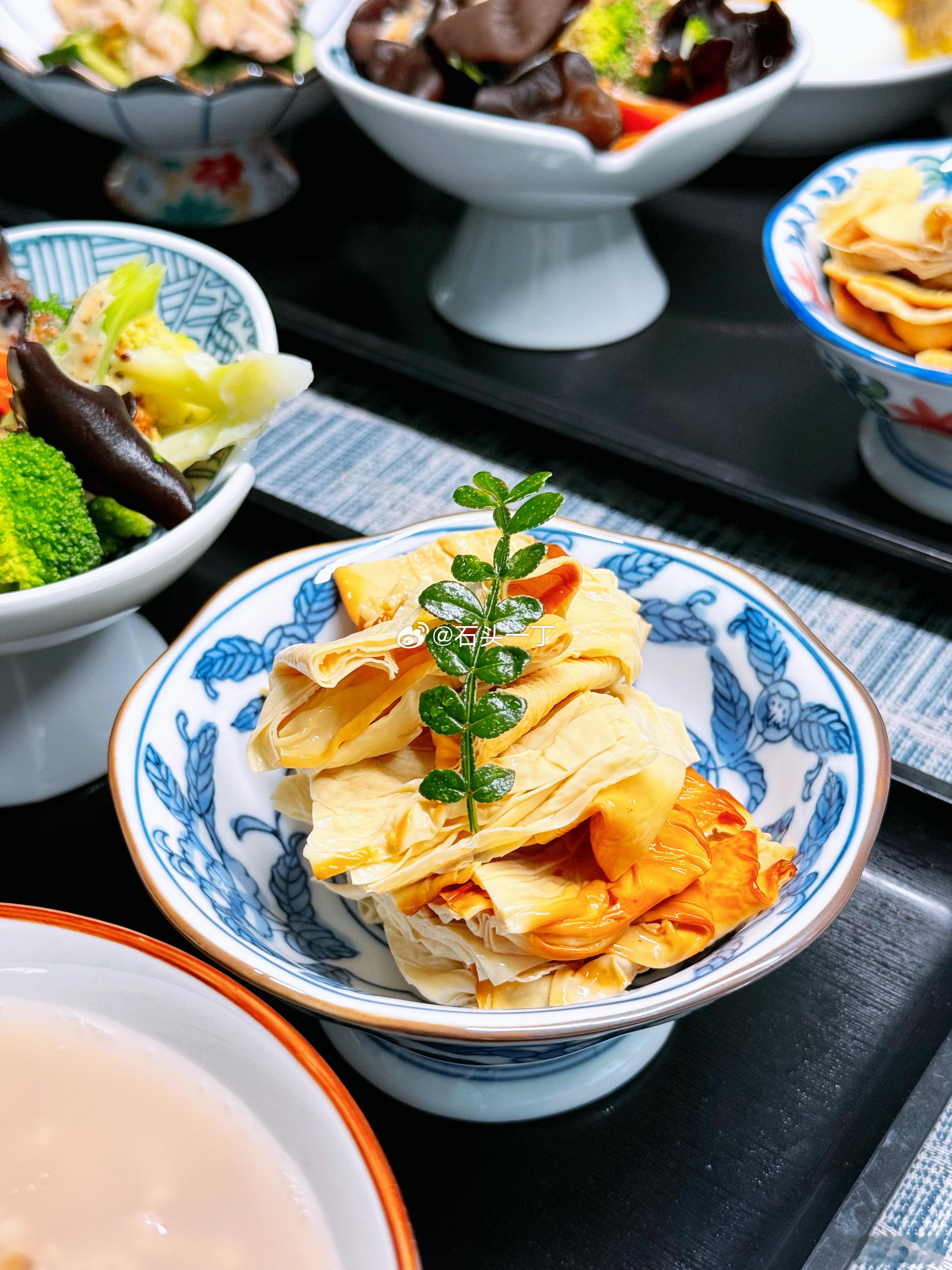美食 早晨还是有点困，昨天晚上迷迷糊糊的下面就暖呼呼的，还说我勾引他，裸睡也不是