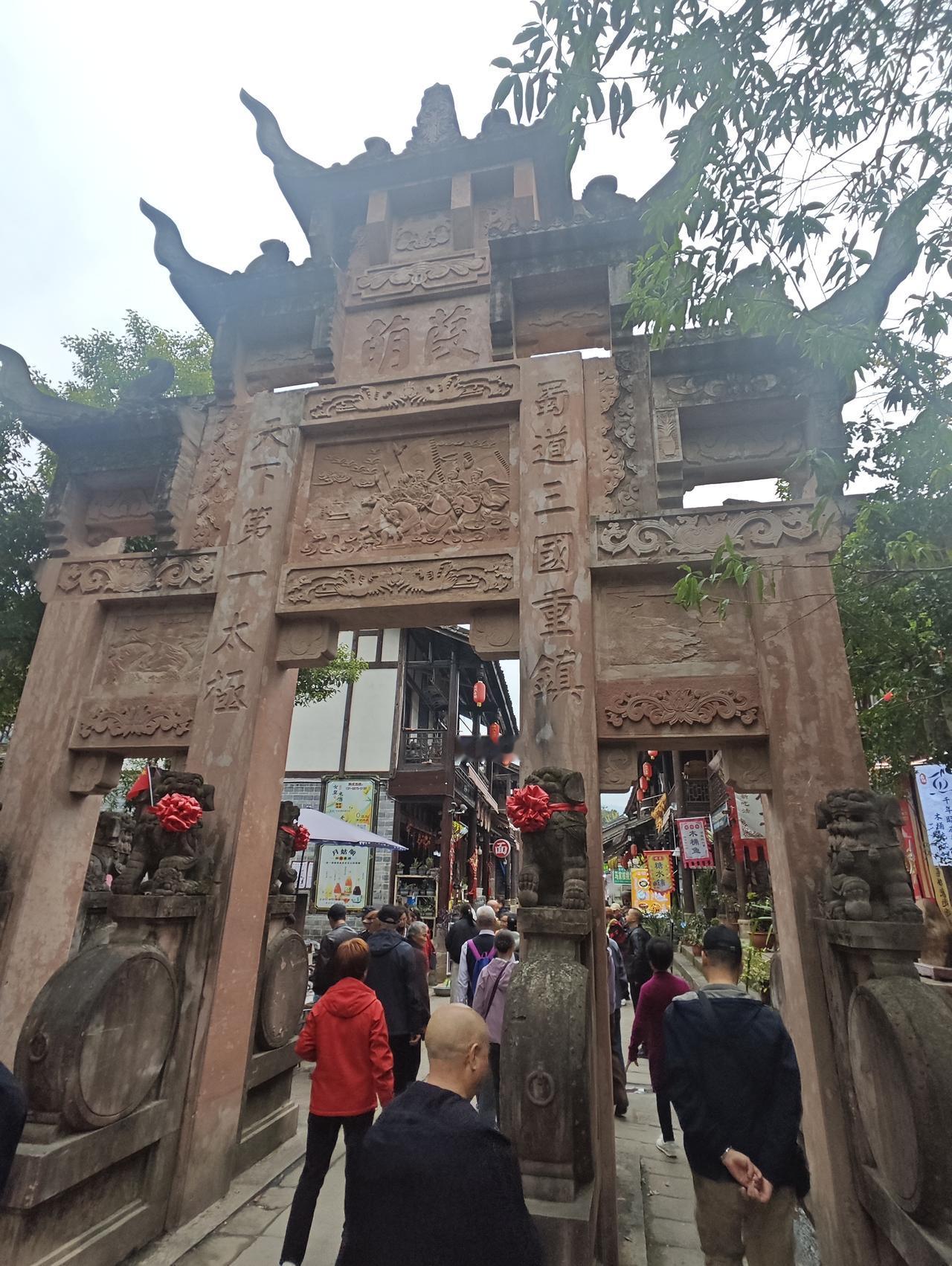 出发云之南

早上八点半，离开小区地库，开启了计划中的云南之行。只是改变原来的路
