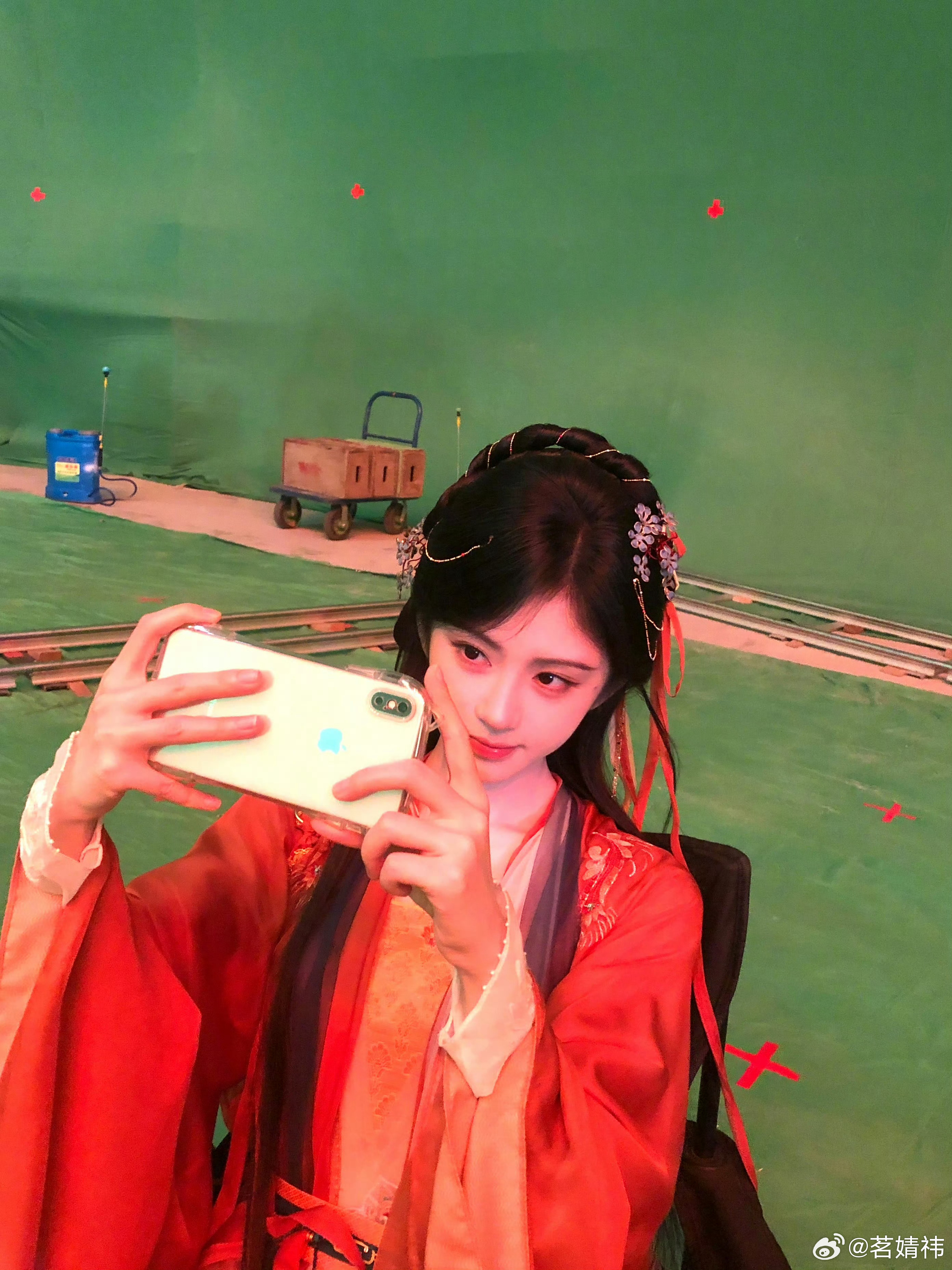 鞠婧祎阿黛jjy鞠婧祎来战jjy“仲夏的凉风吹走炙热的焦虑，橙色黄昏相拥薄荷的黎