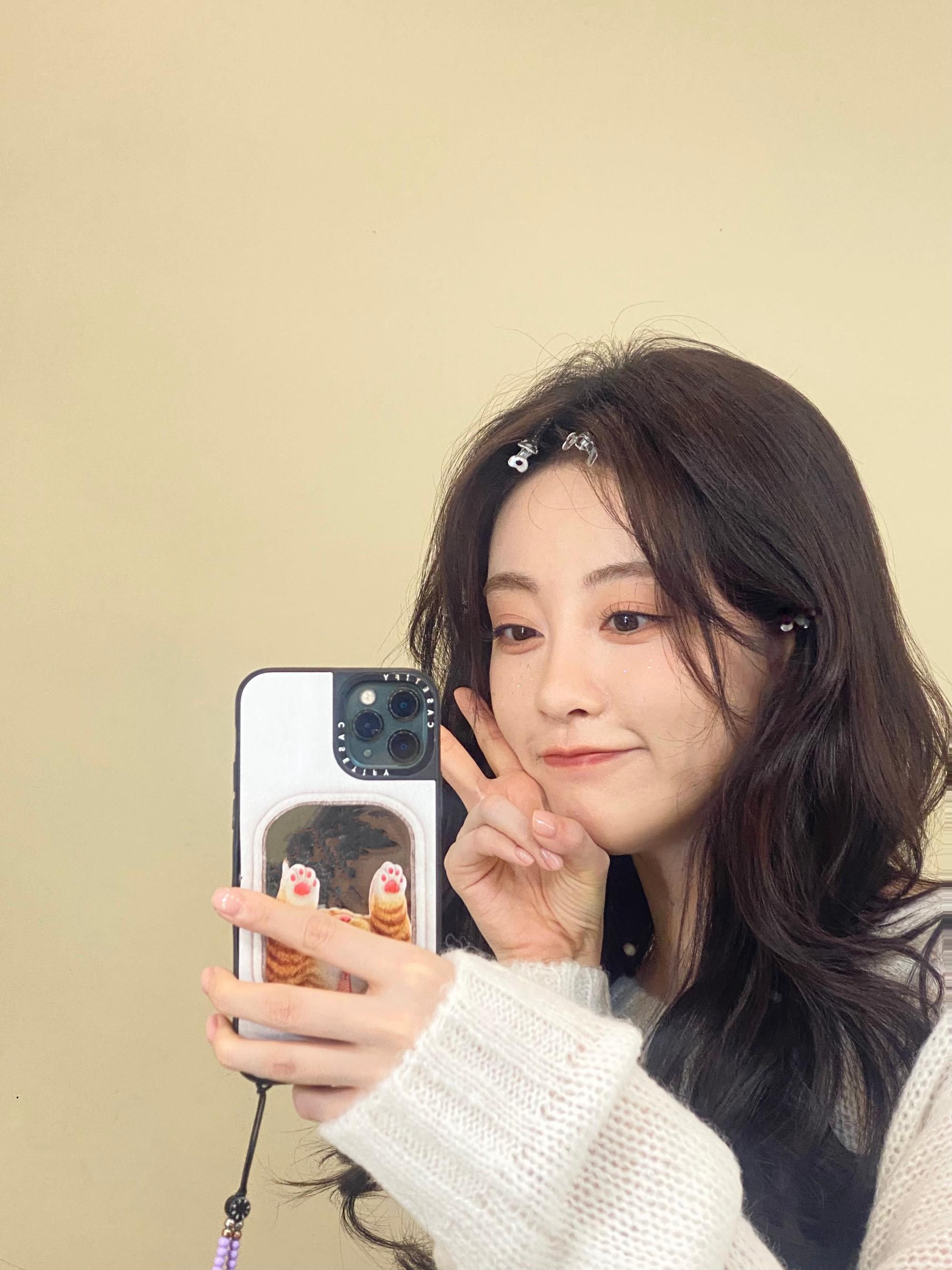 祝绪丹 萌萌的一只小猫咪🐾🐾 