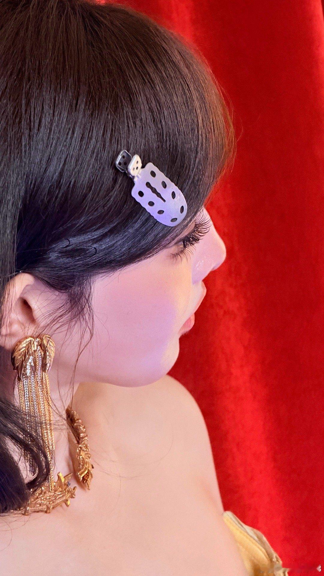 彭小苒拍照忘把夹子取下来了 谁懂啊！彭小苒拍照忘摘夹子也太萌了，专心搞美丽的样子