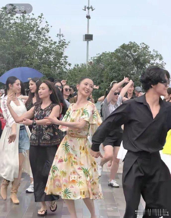 佟丽娅杭州江边被偶遇，穿连衣裙不仅漂亮温柔，面相也很好很亲人 