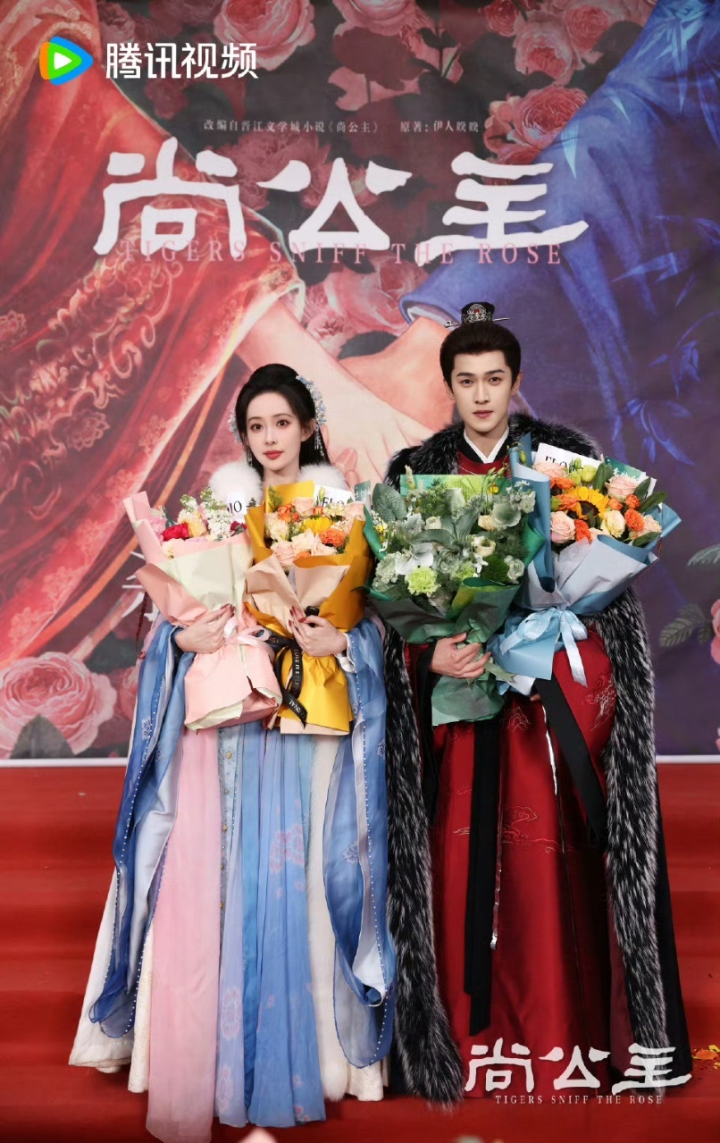 娱乐孟子义李昀锐杀青捧花合照孟子义李昀锐双人杀青捧花照孟子义李昀锐双人杀青捧花照