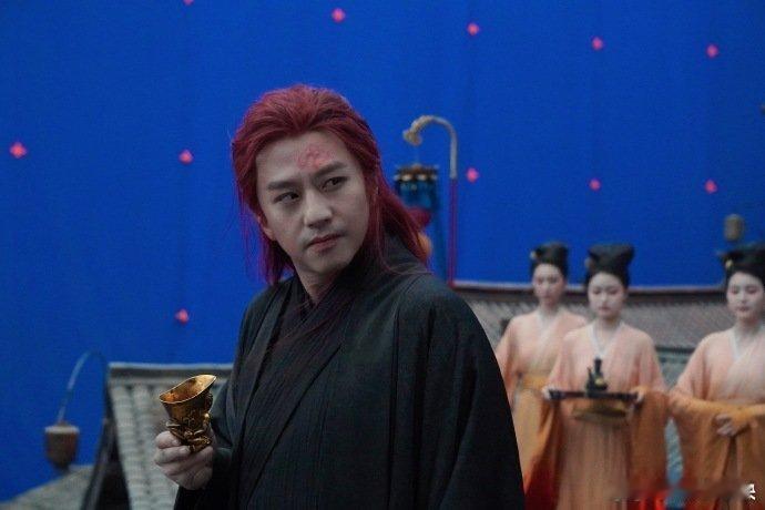 离了邓超谁还把我当小孩哄邓超「童心统治力」暴击内娱治愈系天花板，片场儿歌+赤发鬼