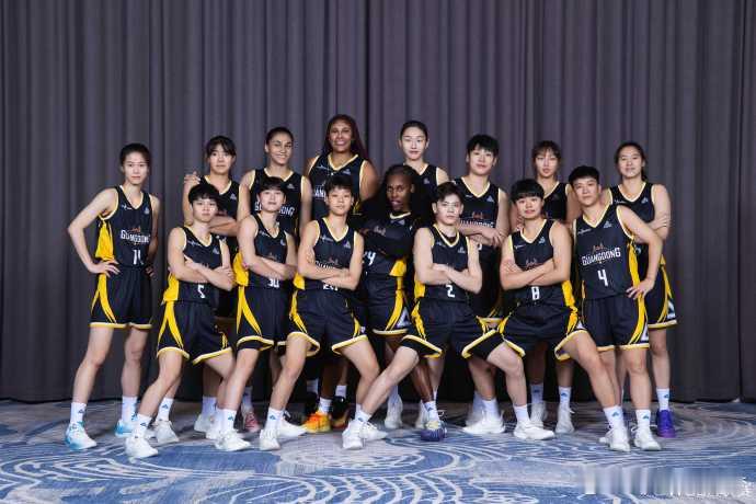 直到第三节末段，广东女篮才找到了她们熟悉的进攻方式。用收缩性的“陷阱”防守限制对