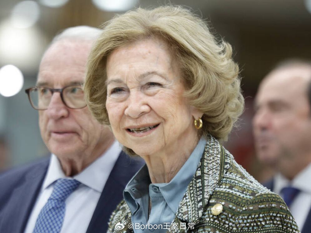 西班牙王室[超话] [手指比心]11月7日，索菲亚王后在西班牙食品银行联合会 (