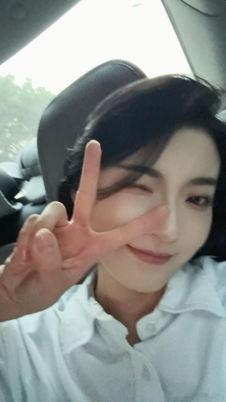 现在拍摄热就罢了，蚊子成群结队快把我吃了[悲伤][悲伤]还咬我脸！！！！ ​​​